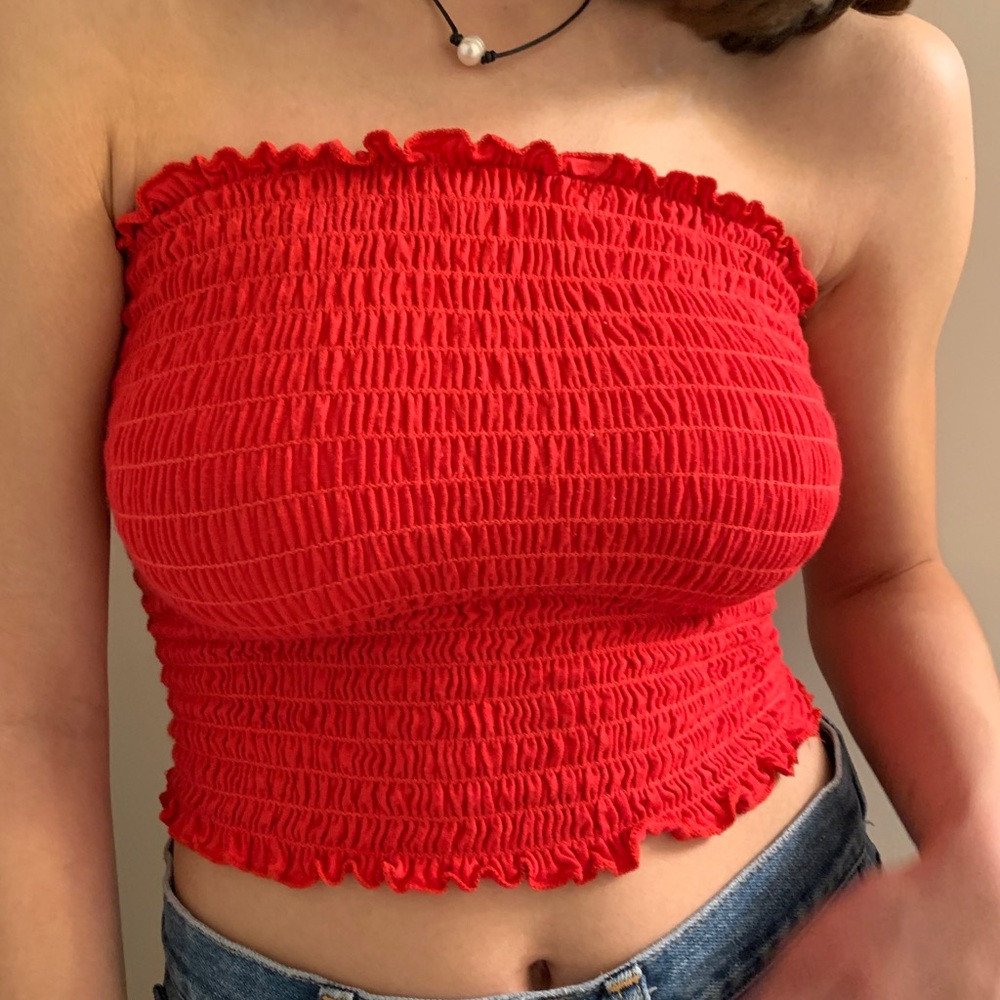 SMALL STRAPLESS RED RUFFLED CROP TOP